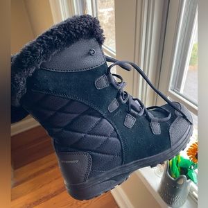 Columbia brand Ice Maiden II waterproof snowboots size women’s 8.5 (US)